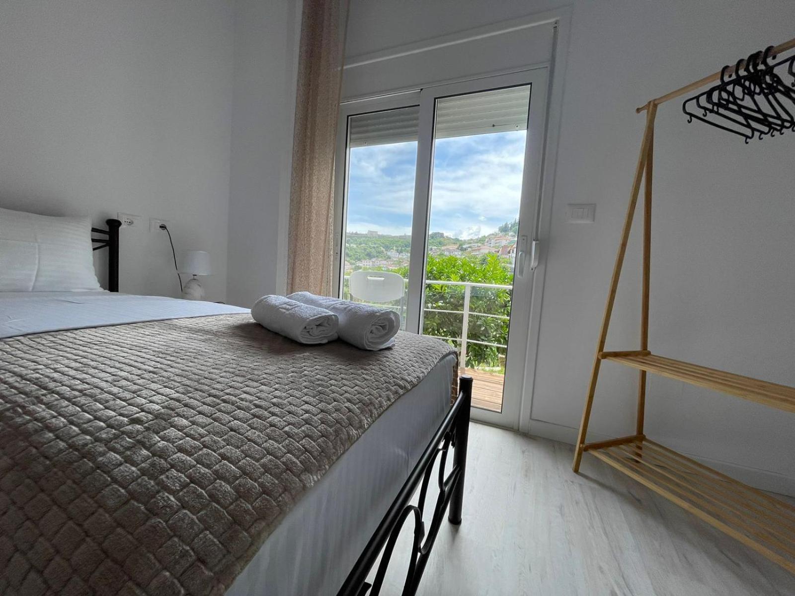 Ilvi Guesthouse Gjirokastër Exteriör bild