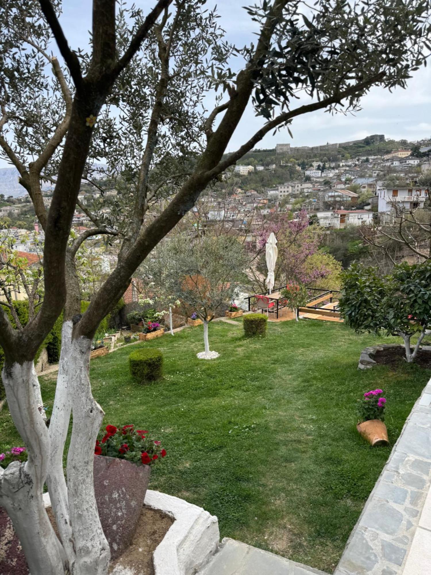 Ilvi Guesthouse Gjirokastër Exteriör bild