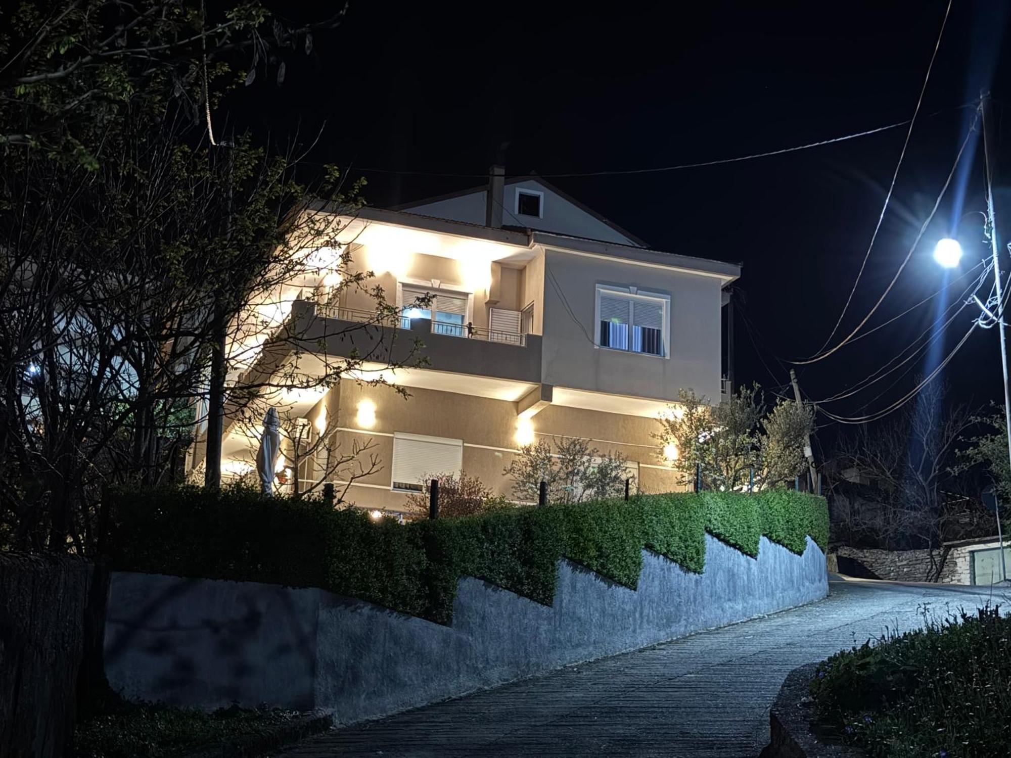 Ilvi Guesthouse Gjirokastër Exteriör bild