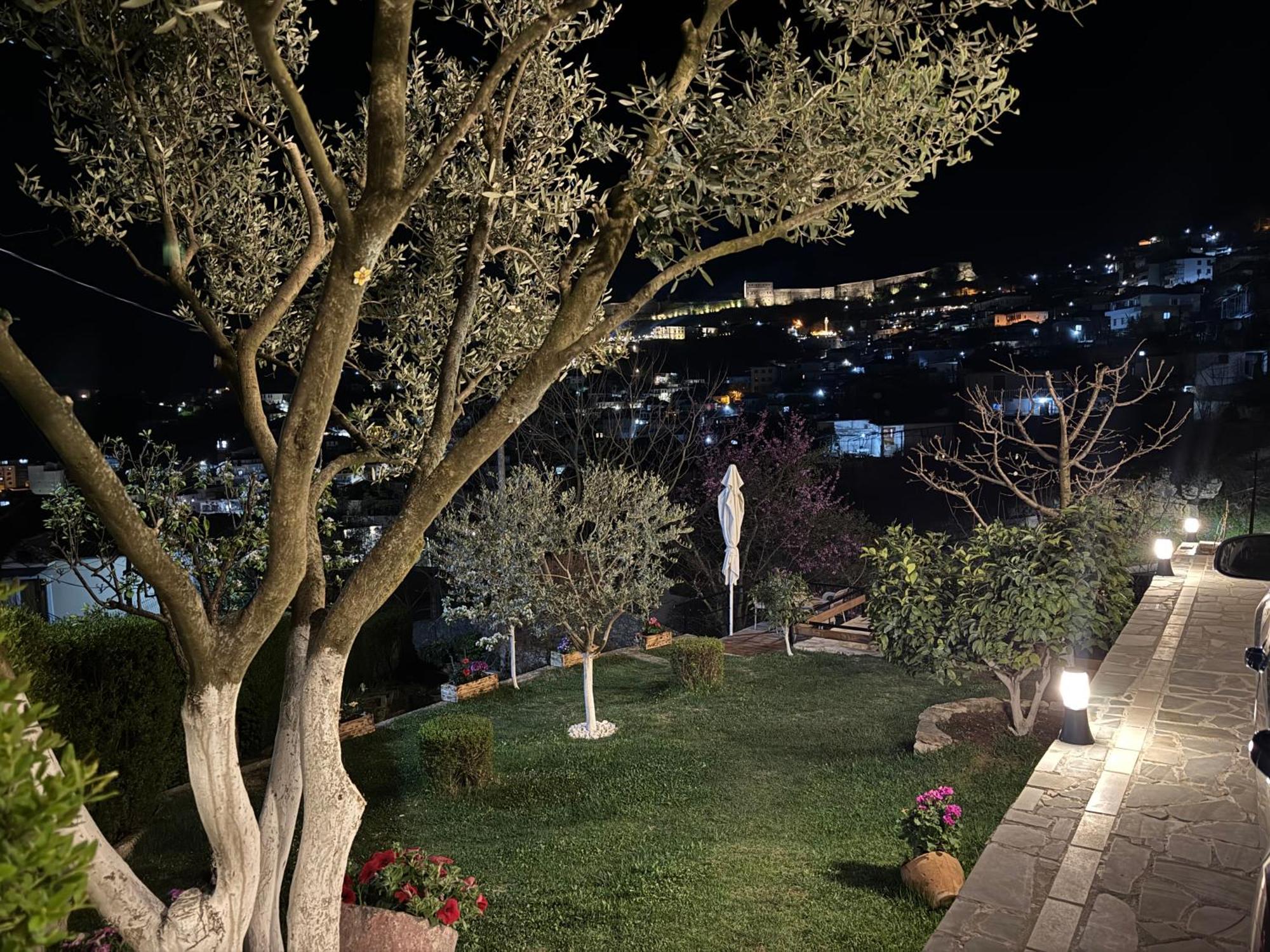 Ilvi Guesthouse Gjirokastër Exteriör bild