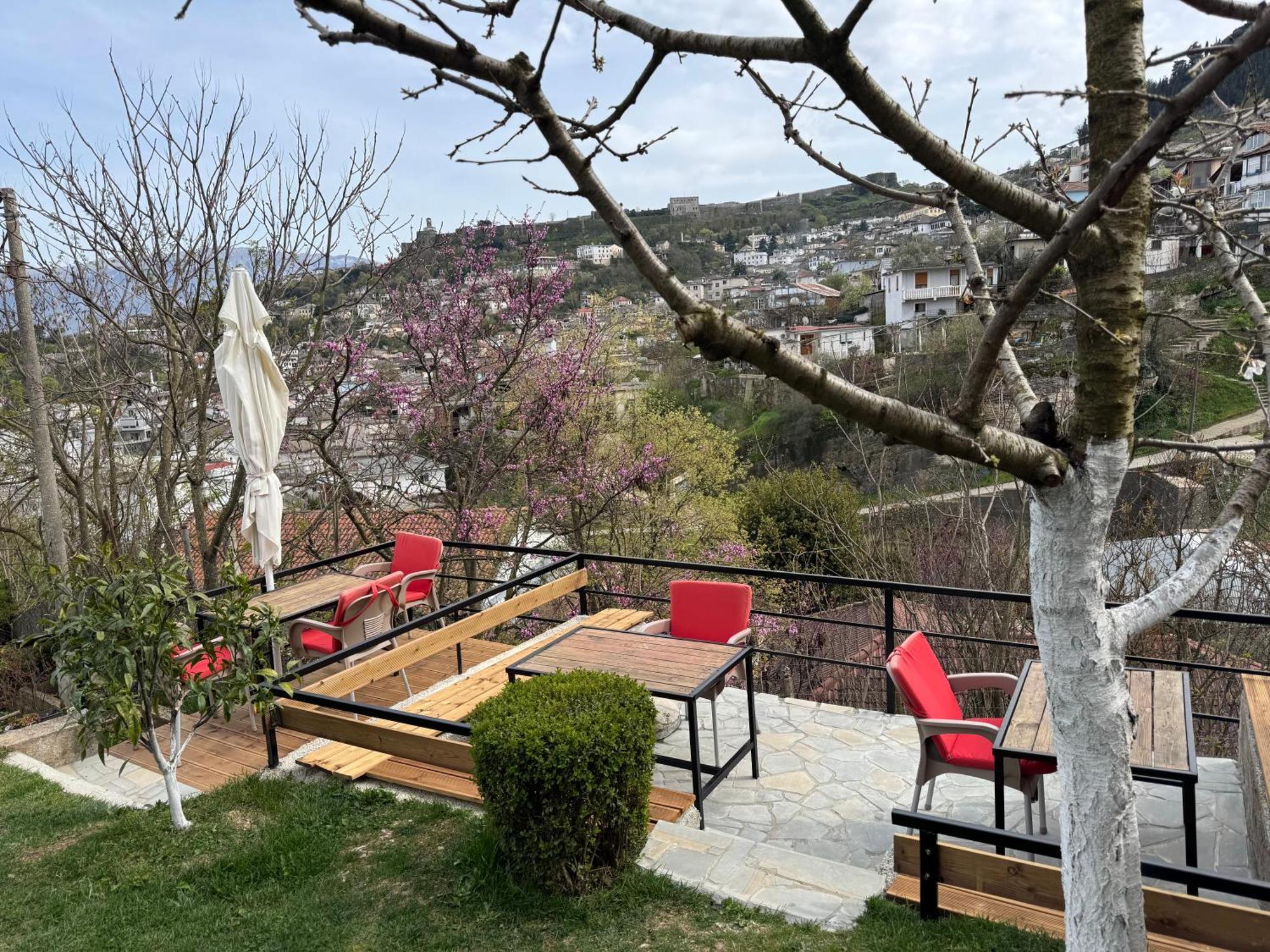 Ilvi Guesthouse Gjirokastër Exteriör bild